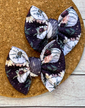 Load image into Gallery viewer, White Pumpkins Piggies Fabric Bows