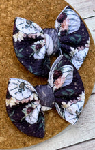 Load image into Gallery viewer, White Pumpkins Piggies Fabric Bows