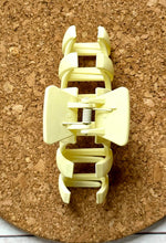 Load image into Gallery viewer, Antique Cream Zig Zag Claw Clip
