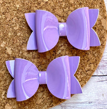 Load image into Gallery viewer, Light Purple Patent Layered Leatherette Piggies Bow
