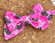 Load image into Gallery viewer, Pink Cheetah Hearts Short Tails Fabric Bow
