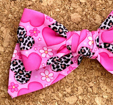 Load image into Gallery viewer, Pink Cheetah Hearts Short Tails Fabric Bow
