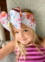Load image into Gallery viewer, Distressed Daisies Bow Headwrap

