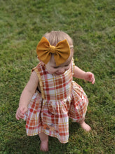 Load image into Gallery viewer, Smiley Checkered Daisies Fabric Bow
