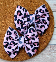 Load image into Gallery viewer, Pink Cheetah Piggies Fabric Bows
