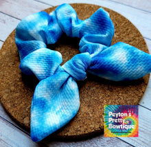 Load image into Gallery viewer, Blue Tie Dye Bow Scrunchie
