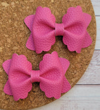 Load image into Gallery viewer, Pink Pebbled Layered Leatherette Piggies Bow
