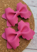 Load image into Gallery viewer, Pink Pebbled Layered Leatherette Piggies Bow
