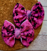 Load image into Gallery viewer, Pink Stone Piggies Fabric Bows
