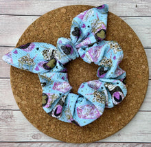 Load image into Gallery viewer, Valentine&#39;s Latte Bow Scrunchie
