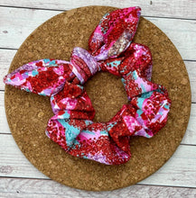 Load image into Gallery viewer, Valentine&#39;s Hearts Brushstrokes Bow Scrunchie
