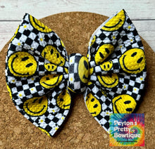 Load image into Gallery viewer, Smiley Checkered Daisies Fabric Bow
