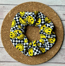 Load image into Gallery viewer, Smiley Checkered Daisies Scrunchie
