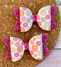 Load image into Gallery viewer, Smileys Glitter Layered Leatherette Piggies Bow
