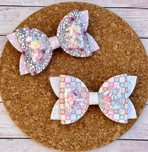 Load image into Gallery viewer, Checkered Flowers Rhinestone Shaker Chunky Glitter Layered Leatherette Bow
